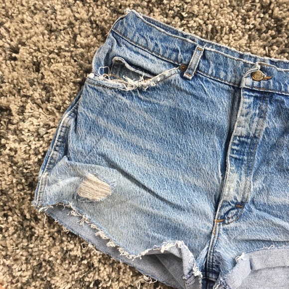 🎈VTG High Waisted Distressed Jean Shorts - Picture 2 of 4